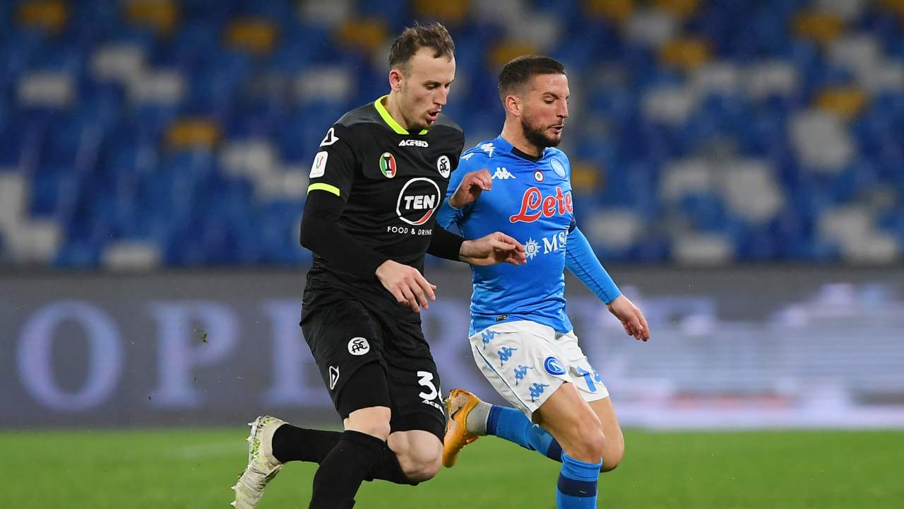 Mertens in azione contro lo Spezia