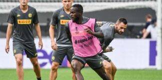 Asamoah con la maglia dell'Inter in allenamento