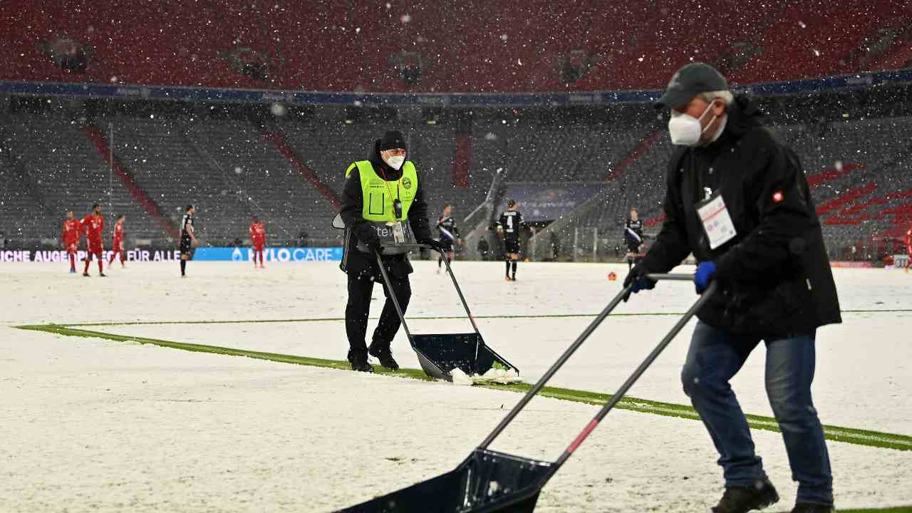 Allianz Arena sommersa dalla neve