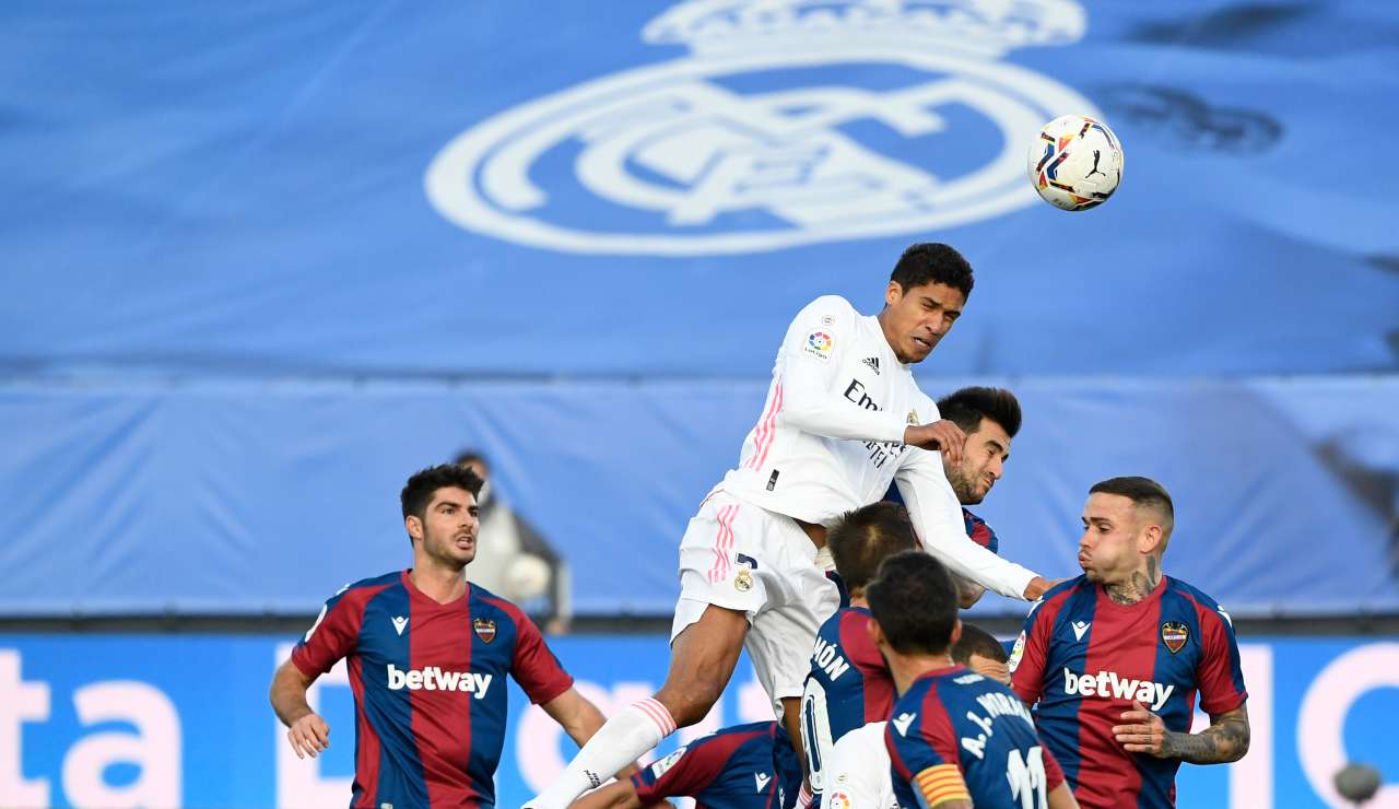 Stacco imperioso di Varane che segna per il Real Madrid