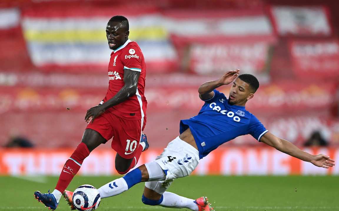 Sadio Manè evita la scivolata di Holgata