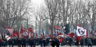 Tifosi del Milan all'esterno di San Siro