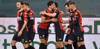 Il Genoa esulta al gol di Shomurodov