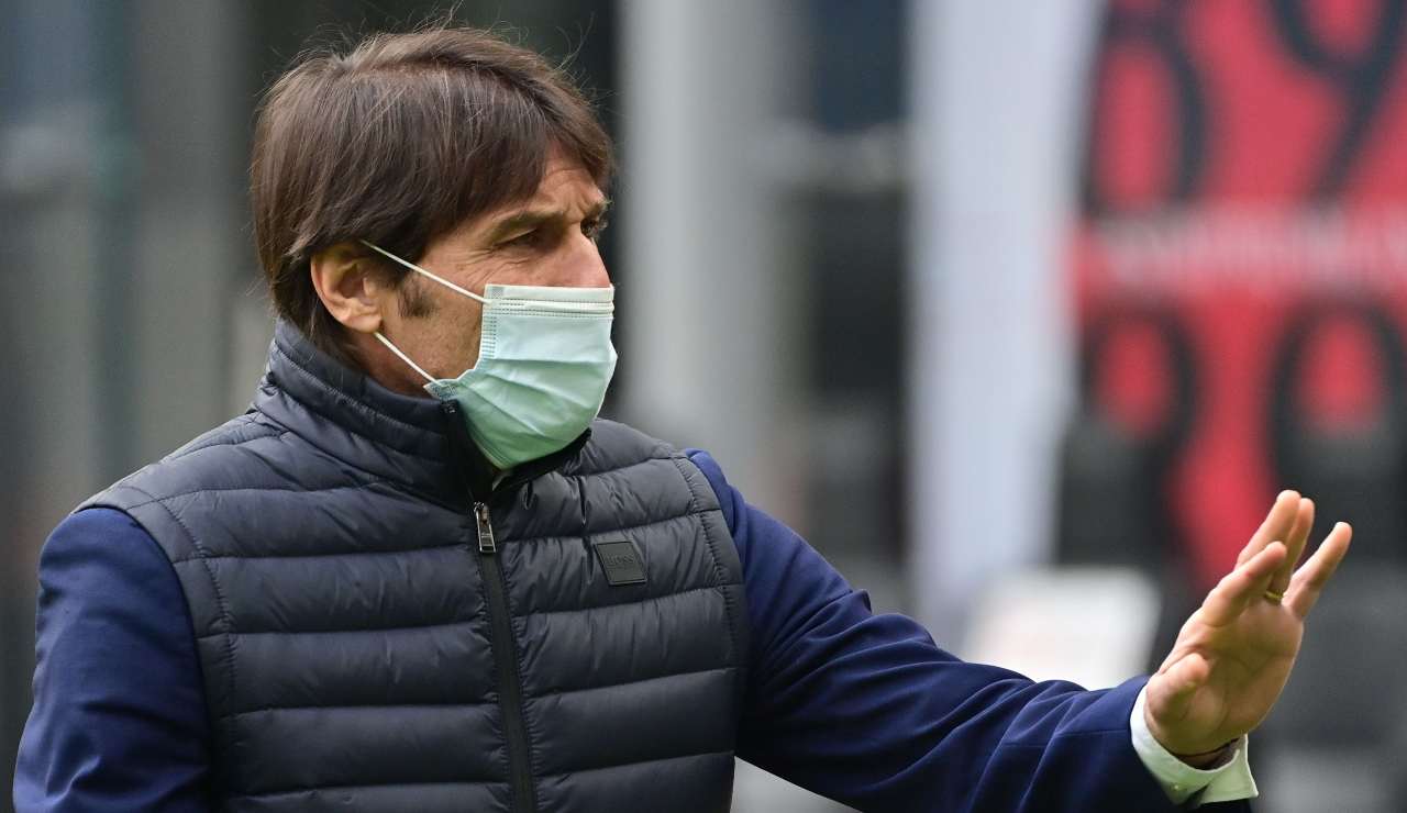 Antonio Conte con la mascherina