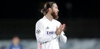 Sergio Ramos si guarda attorno