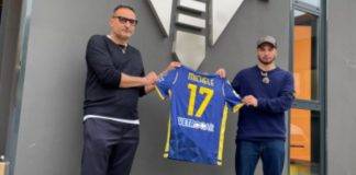 Setti ed il rider Michele in posa con la maglietta dell'Hellas Verona