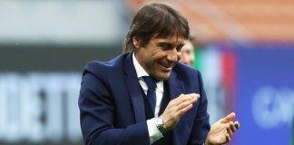 Antonio Conte applaude