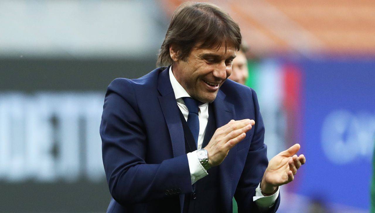 Antonio Conte applaude