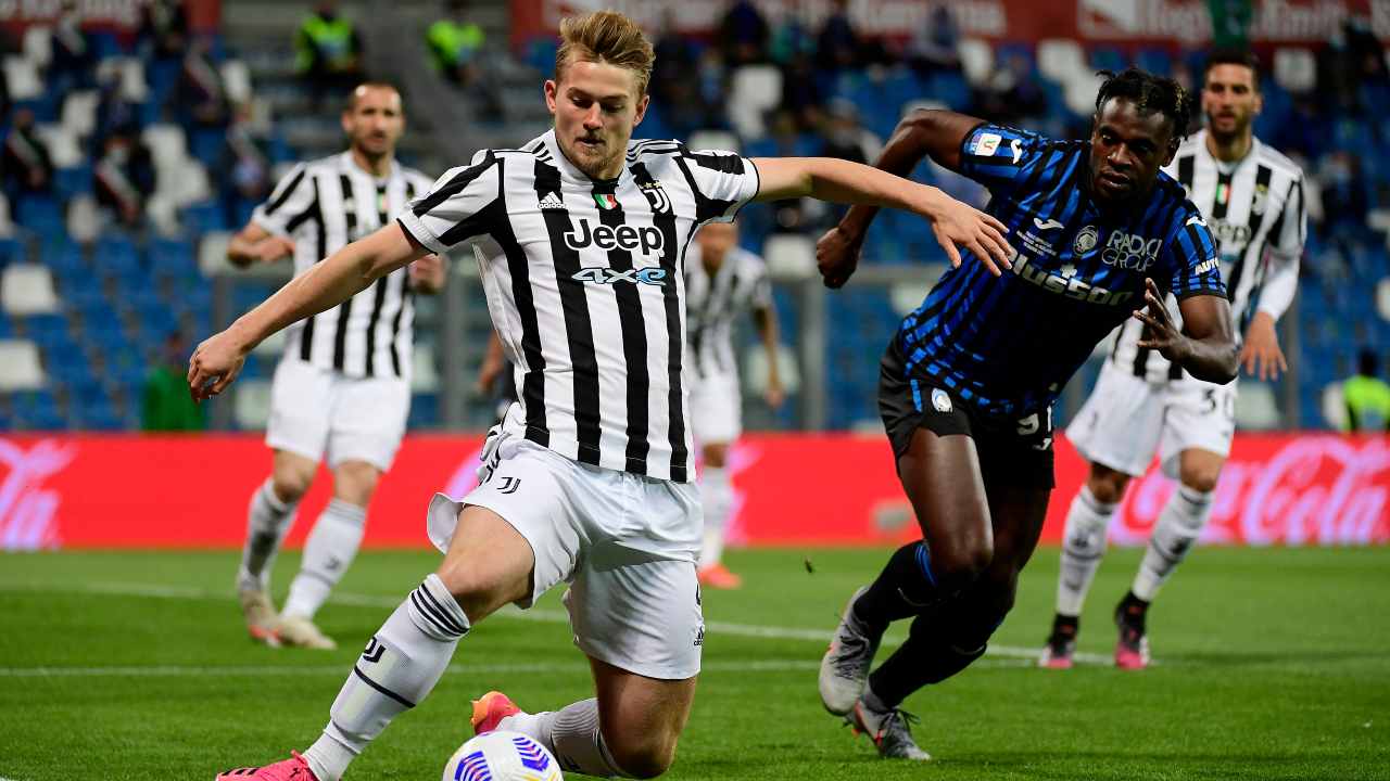 De Ligt libera l'area