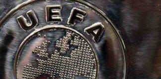 Il logo della UEFA inciso sul trofeo della Champions