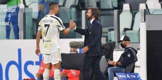 Ronaldo dà il cinque a Pirlo