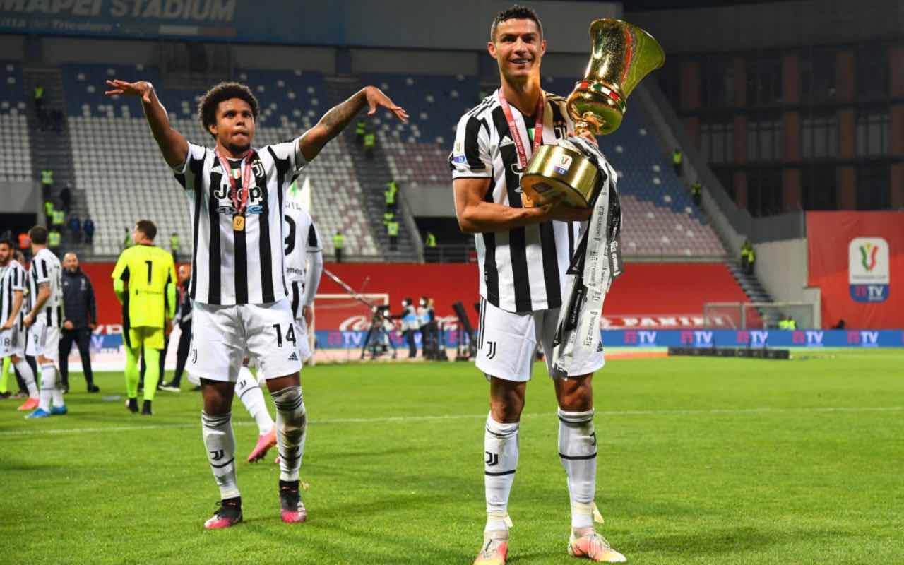 Ronaldo e McKennie festeggiano la vittoria della Coppa Italia