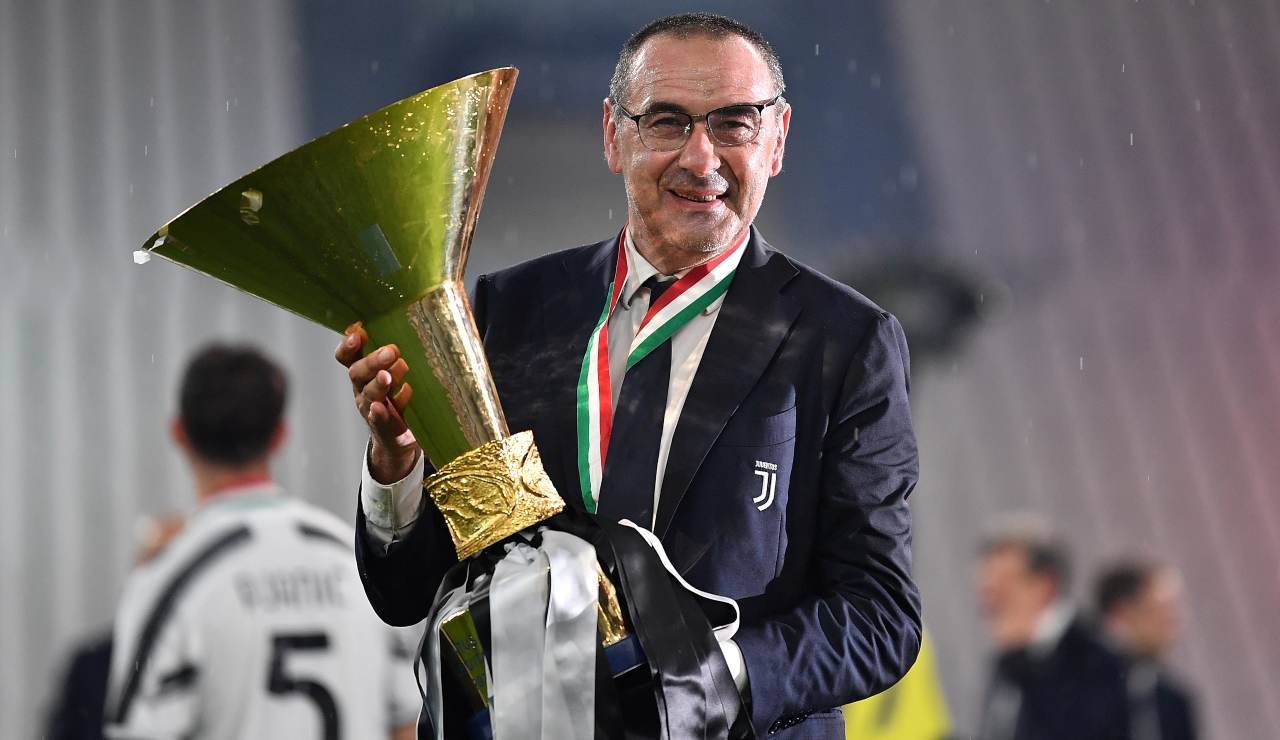 Sarri con la Coppa Italia conquistata sulla panchina della Juventus