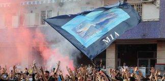 Tifosi del Napoli all'esterno dello stadio Maradona