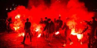 Gli ultras della Curva A in corteo con fumogeni