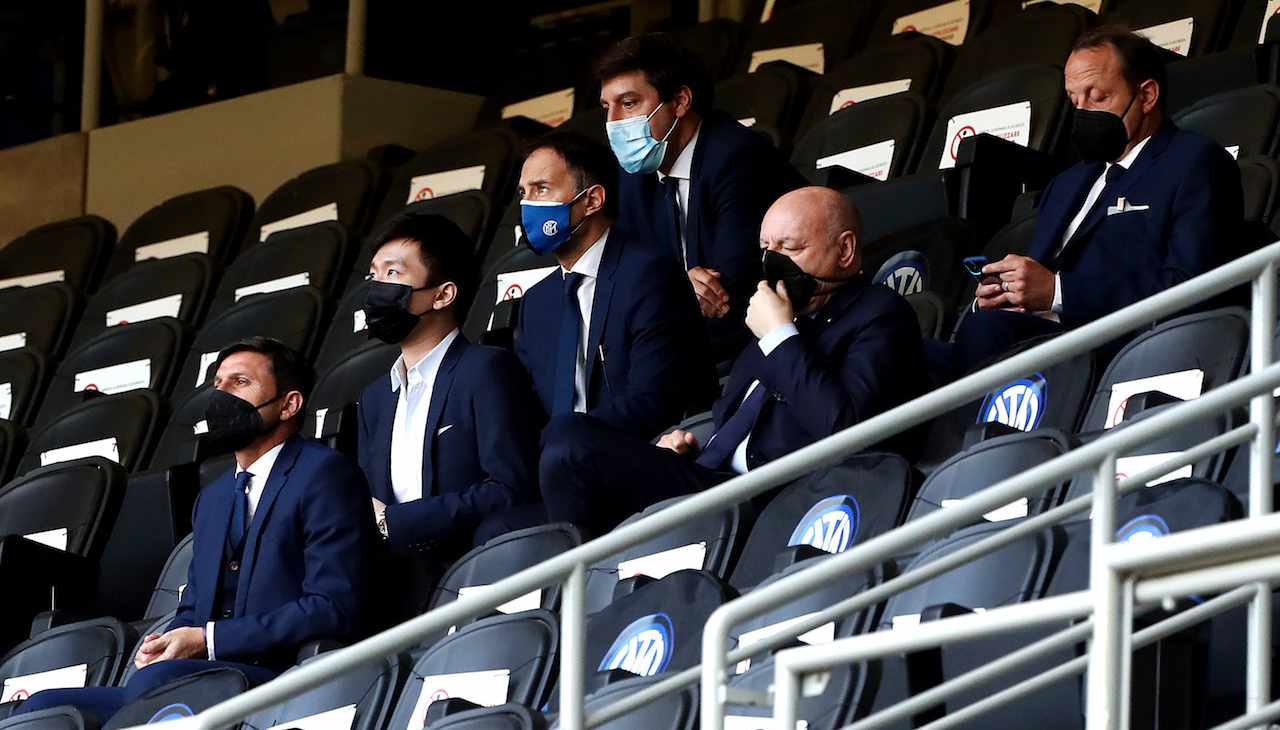 Zhang, presidente dell'Inter, guarda la partita in tribuna