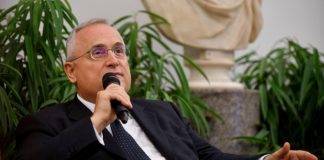 Claudio Lotito parla al microfono