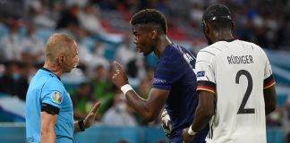 Pogba discute con l'arbitro