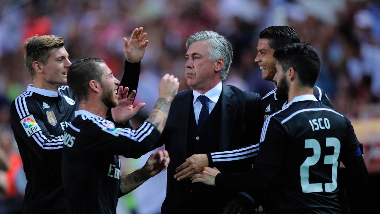 Ancelotti festeggia con i giocatori del Real Madrid