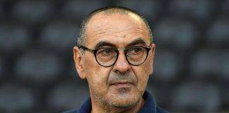 Maurizio Sarri guarda verso il campo