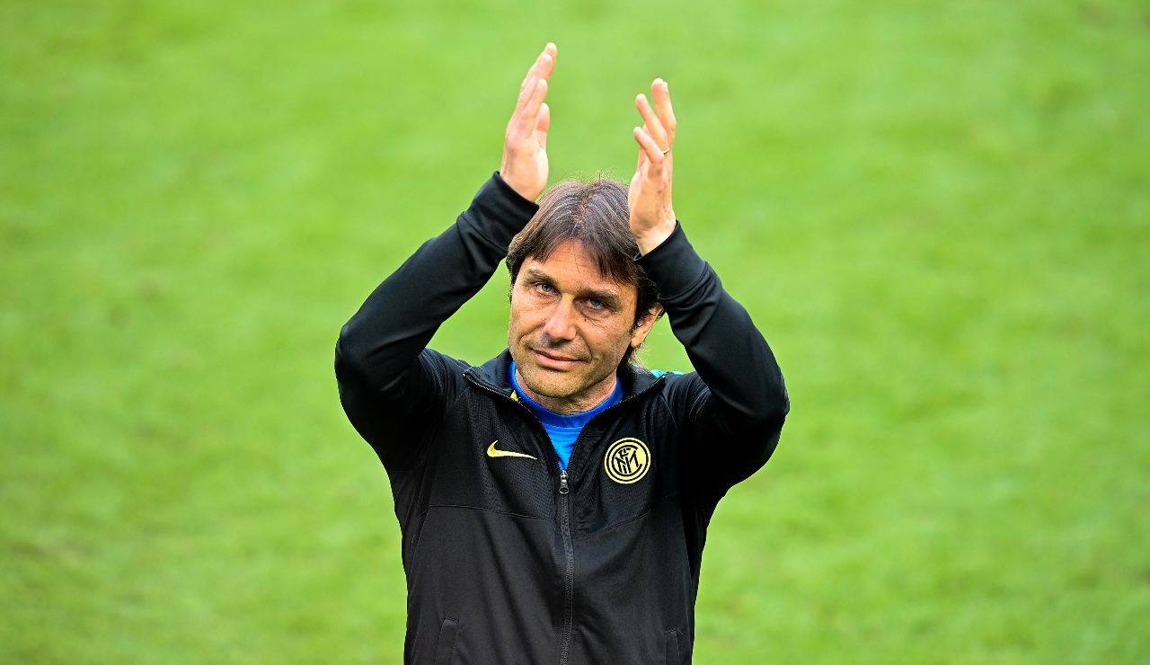 Antonio conte applaude