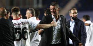 Maldini esulta con i ragazzi del Milan