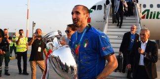 Chiellini con la coppa