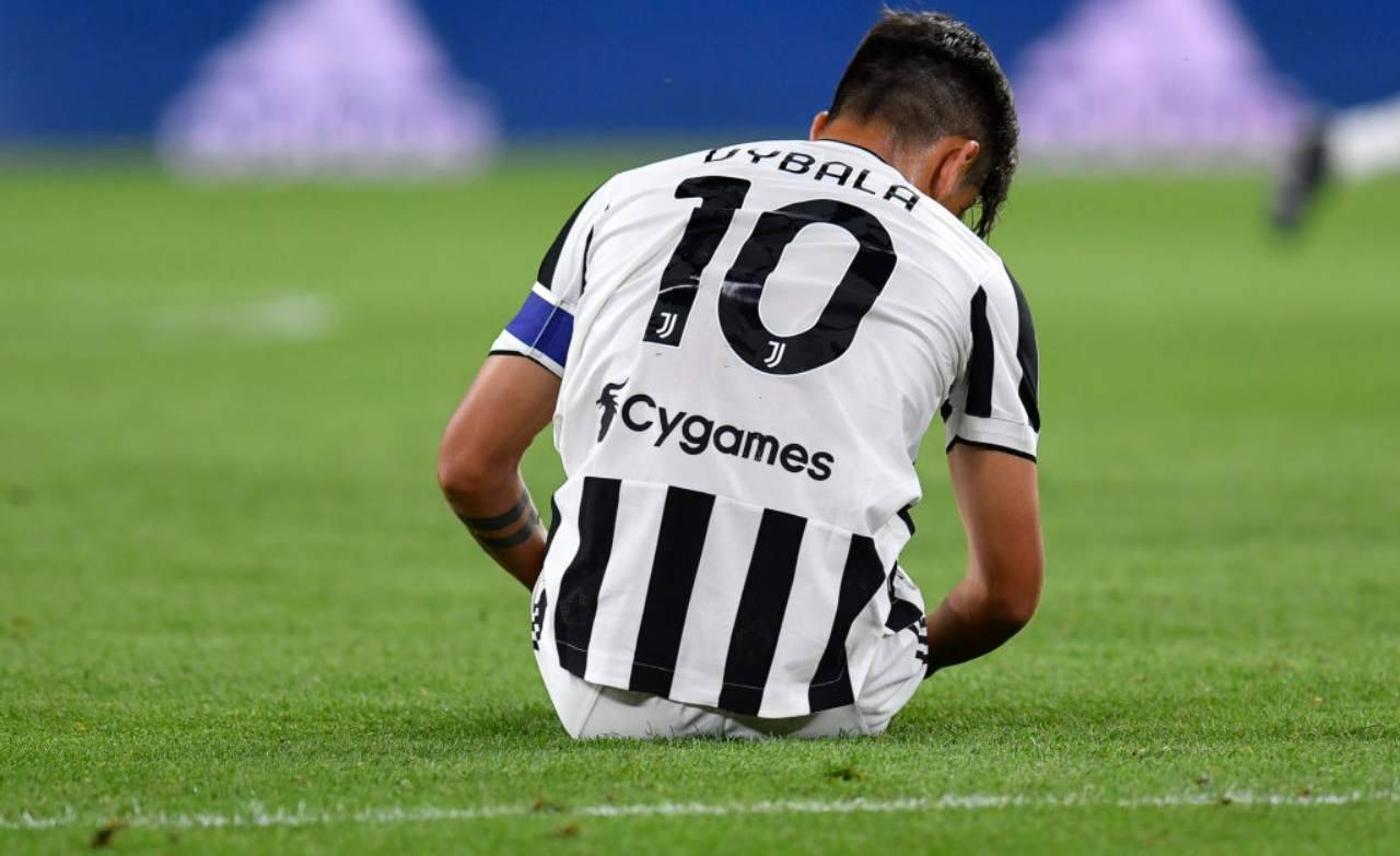 Dybala accasciato al suolo