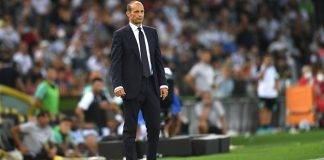 Allegri osserva la sua Juventus dalla panchina