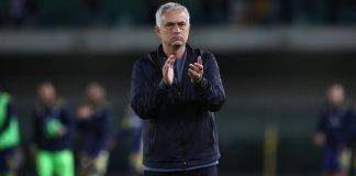 Mourinho della Roma applaude i suoi