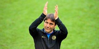 Conte applaude in campo