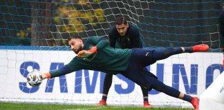 Donnarumma para in allenamento con Meret sullo sfondo