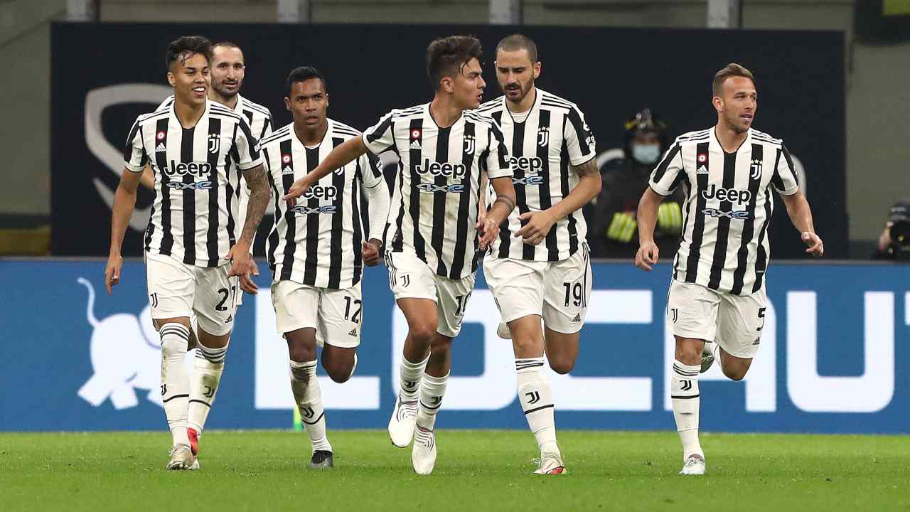 Dybala esulta dopo il gol all'Inter