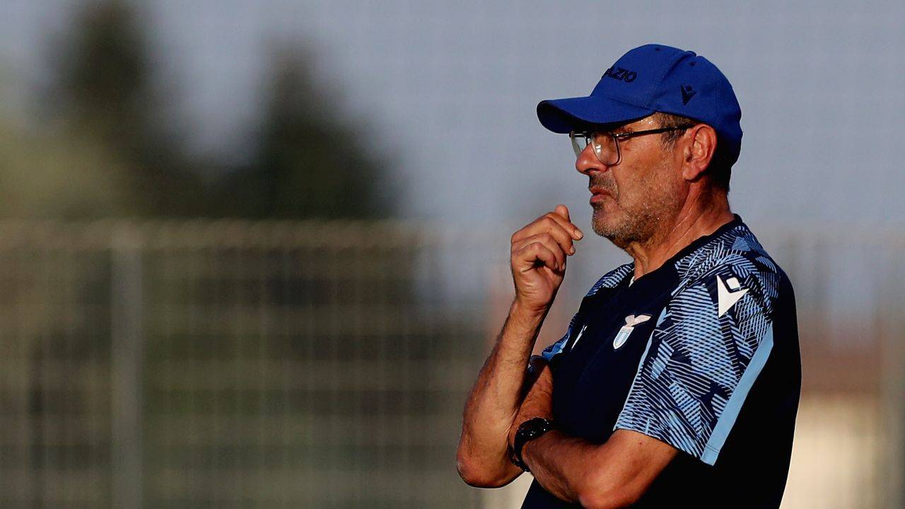 Sarri osserva pensieroso Lazio