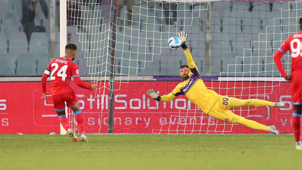 Insigne calcia il rigore