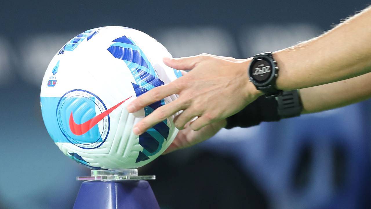 L'arbitro prende il pallone Serie A