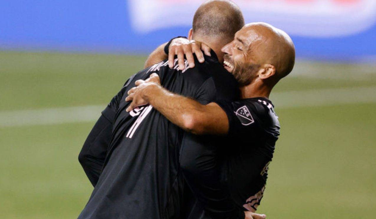 Federico Higuain e Gonzalo Higuain si abbracciano