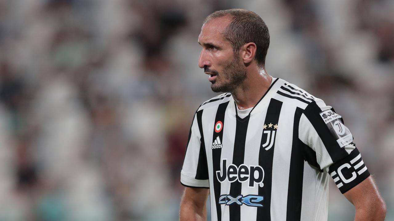 Chiellini osserva compagni Juventus