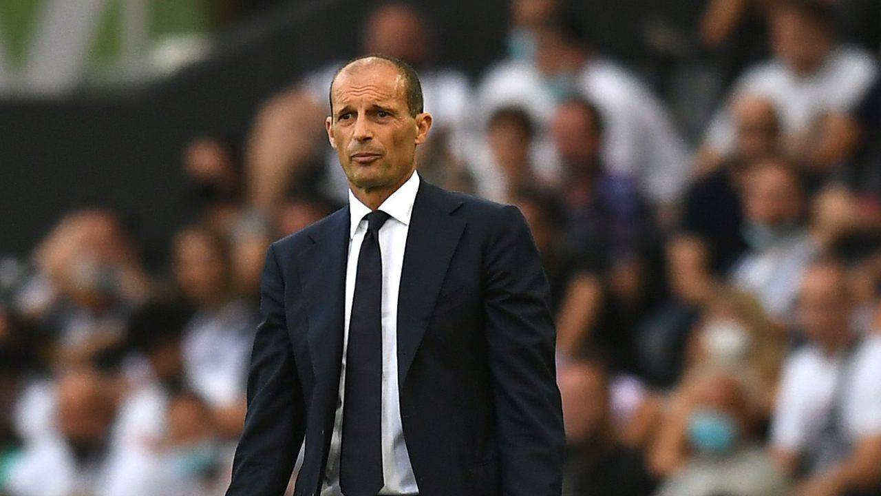 Allegri guarda verso il campo Juve