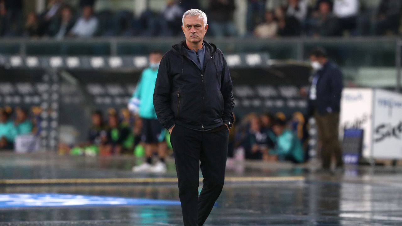 Mourinho cammina con le mani in tasca