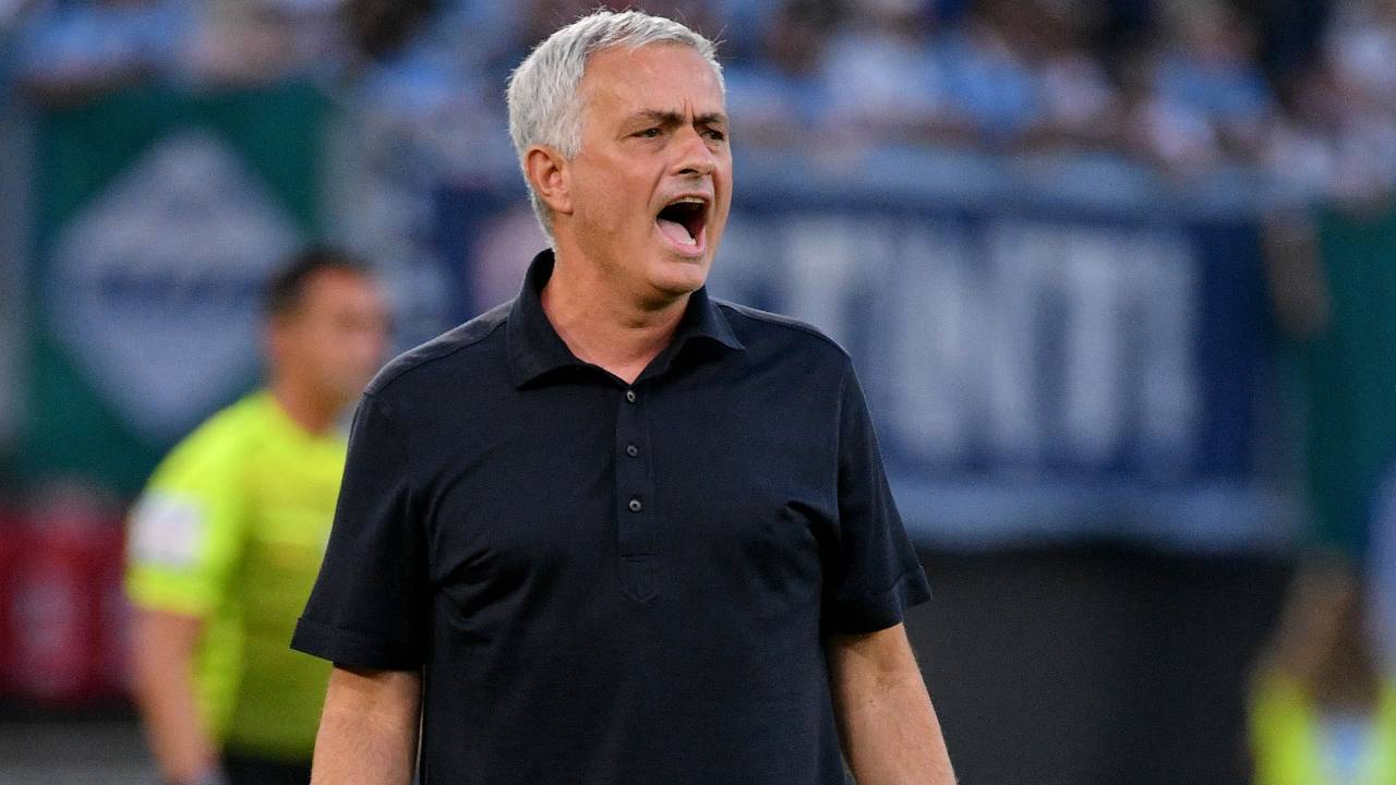 Josè Mourinho urla in campo