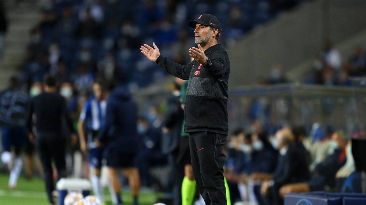 Klopp Liverpool allarga le braccia