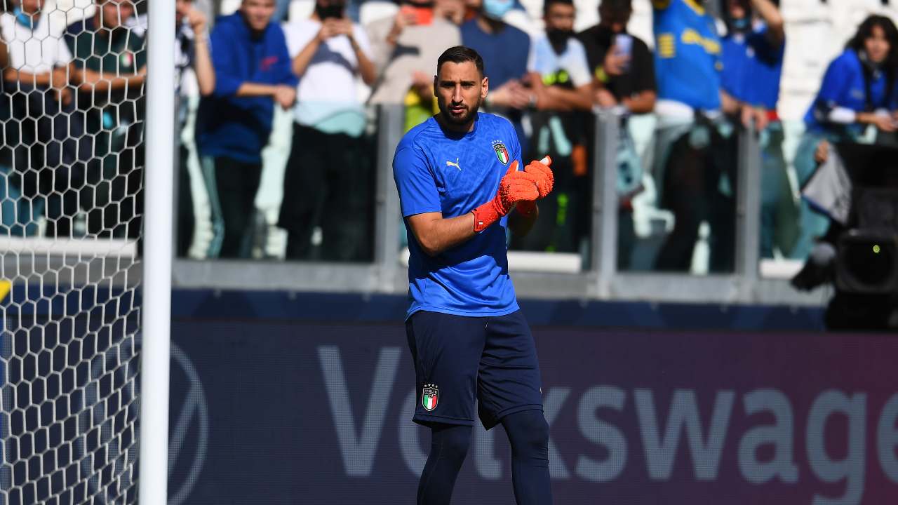 Donnarumma osserva Italia