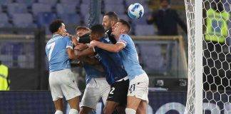 Lazio-Inter, Dumfries accerchiato da calciatori della Lazio