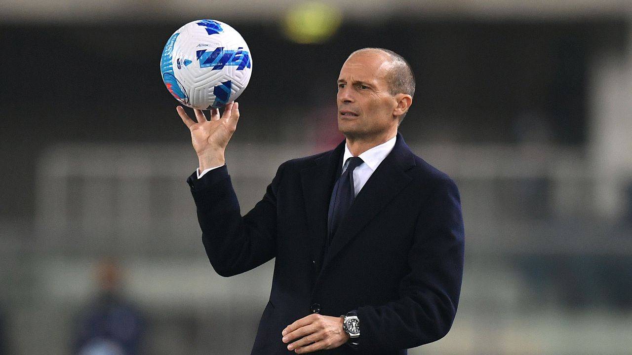 Allegri con il pallone in mano