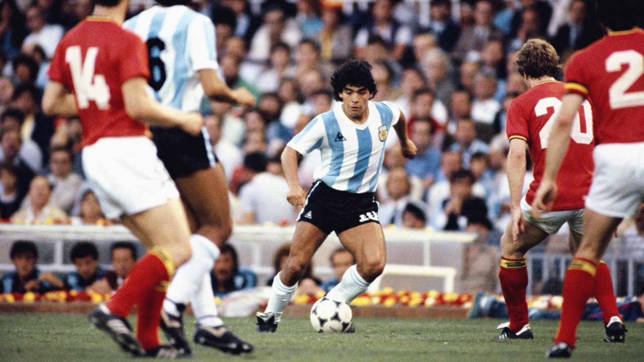 Diego Armando Maradona in azione