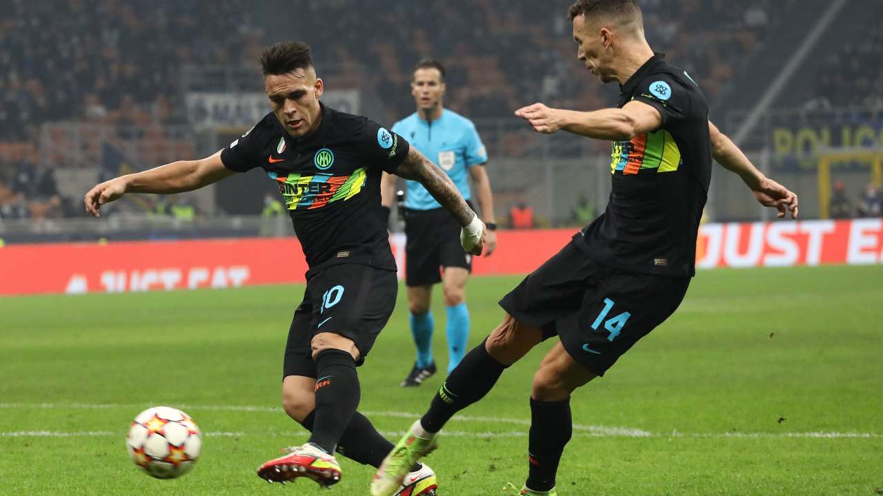 Lautaro Martinez ed Edin Dzeko sul pallone