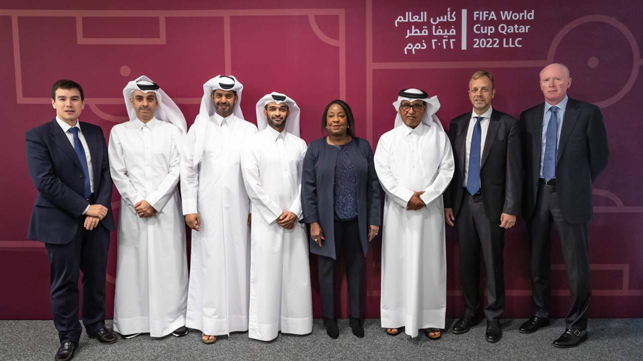 Una foto di gruppo tra membri della Fifa e Hassan Al Thawadir per presentare una joint venture