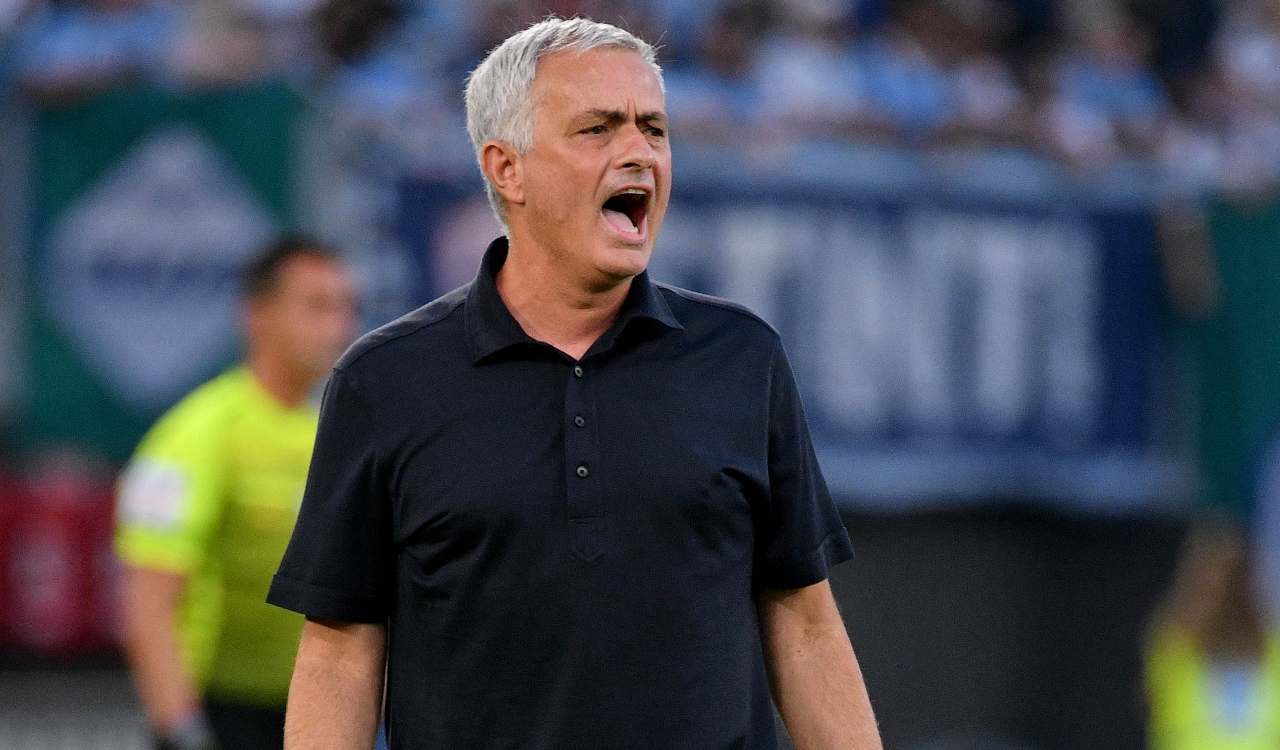 Mourinho urla in panchina