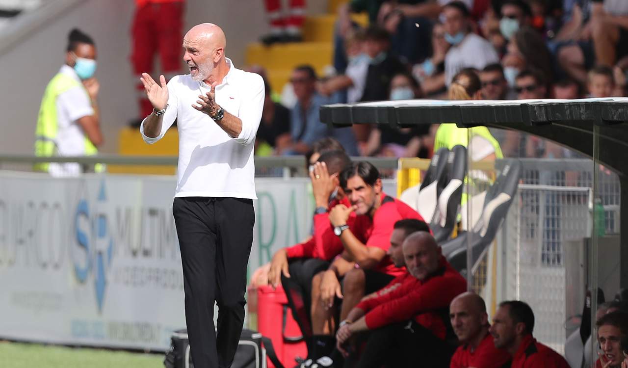 Pioli applaude in panchina